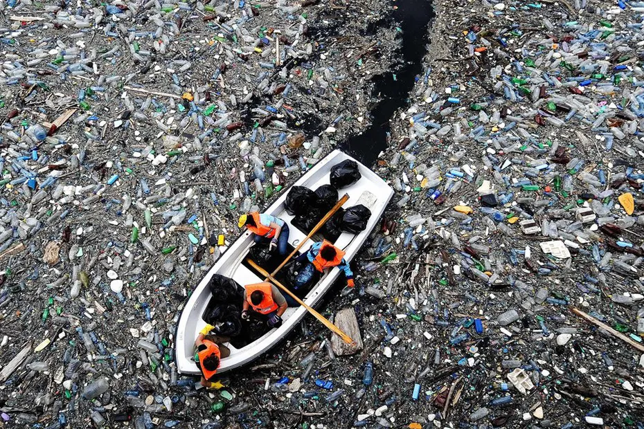 Bateau navigue sur une mer de plastique : 7e continent un monstre de plastique