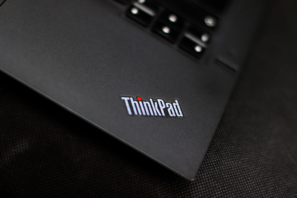 Qualité construction et vue logo du Lenovo Thinkpad X1 Carbon